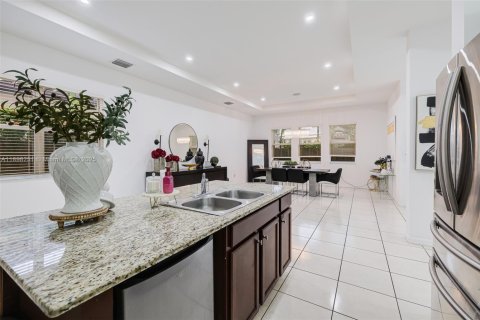 House in Miami, Florida 5 bedrooms, 334.08 sq.m. № 1950143 - photo 21