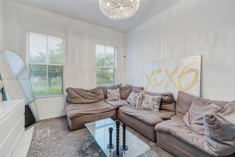 House in Miami, Florida 5 bedrooms, 334.08 sq.m. № 1950143 - photo 5