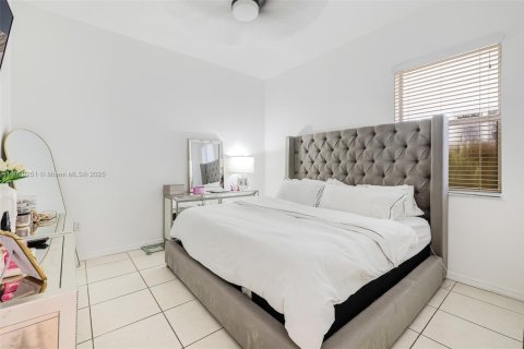 House in Miami, Florida 5 bedrooms, 334.08 sq.m. № 1950143 - photo 8