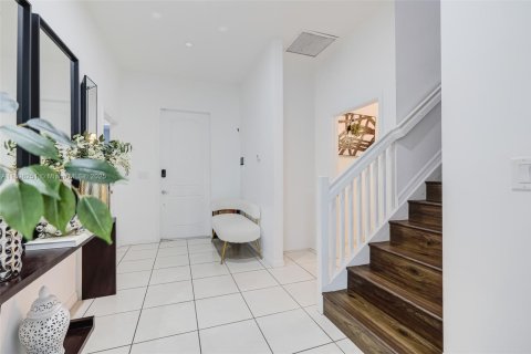 House in Miami, Florida 5 bedrooms, 334.08 sq.m. № 1950143 - photo 23