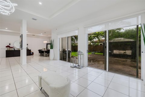 House in Miami, Florida 5 bedrooms, 334.08 sq.m. № 1950143 - photo 15
