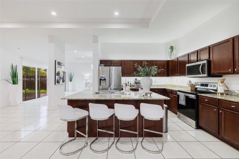 House in Miami, Florida 5 bedrooms, 334.08 sq.m. № 1950143 - photo 20