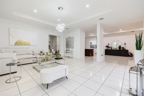 House in Miami, Florida 5 bedrooms, 334.08 sq.m. № 1950143 - photo 14