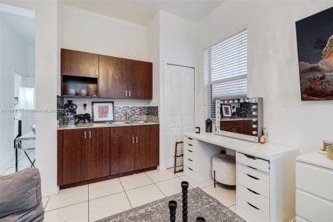 House in Miami, Florida 5 bedrooms, 334.08 sq.m. № 1950143 - photo 6