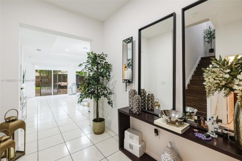 House in Miami, Florida 5 bedrooms, 334.08 sq.m. № 1950143 - photo 3