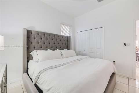 House in Miami, Florida 5 bedrooms, 334.08 sq.m. № 1950143 - photo 9