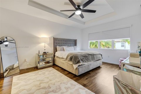House in Miami, Florida 5 bedrooms, 334.08 sq.m. № 1950143 - photo 27