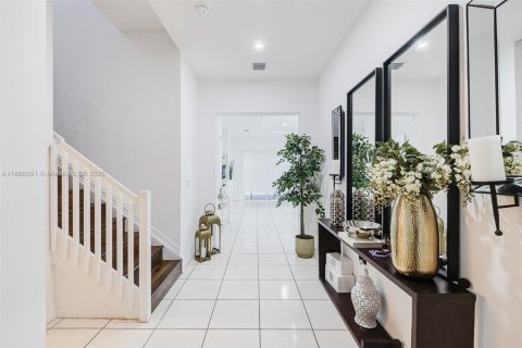 House in Miami, Florida 5 bedrooms, 334.08 sq.m. № 1950143 - photo 2