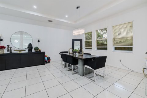 House in Miami, Florida 5 bedrooms, 334.08 sq.m. № 1950143 - photo 16