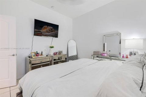 House in Miami, Florida 5 bedrooms, 334.08 sq.m. № 1950143 - photo 10
