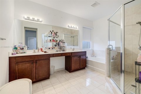 House in Miami, Florida 5 bedrooms, 334.08 sq.m. № 1950143 - photo 30