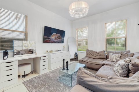 House in Miami, Florida 5 bedrooms, 334.08 sq.m. № 1950143 - photo 4