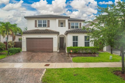 House in Miami, Florida 5 bedrooms, 334.08 sq.m. № 1950143 - photo 1