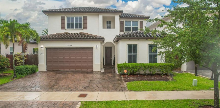 House in Miami, Florida 5 bedrooms, 334.08 sq.m. № 1950143