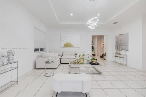House in Miami, Florida 5 bedrooms, 334.08 sq.m. № 1950143 - photo 13