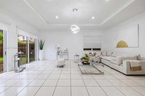 House in Miami, Florida 5 bedrooms, 334.08 sq.m. № 1950143 - photo 12