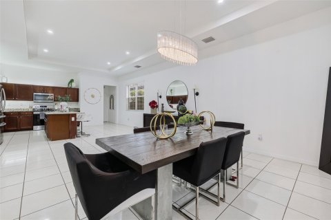 House in Miami, Florida 5 bedrooms, 334.08 sq.m. № 1950143 - photo 17