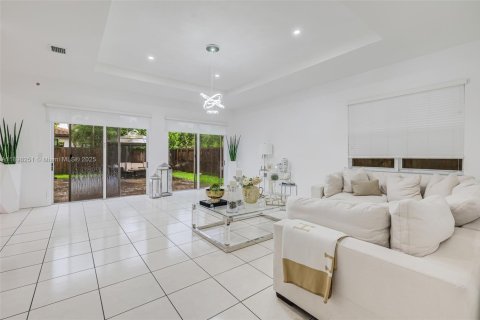 House in Miami, Florida 5 bedrooms, 334.08 sq.m. № 1950143 - photo 11