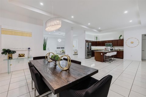 House in Miami, Florida 5 bedrooms, 334.08 sq.m. № 1950143 - photo 18