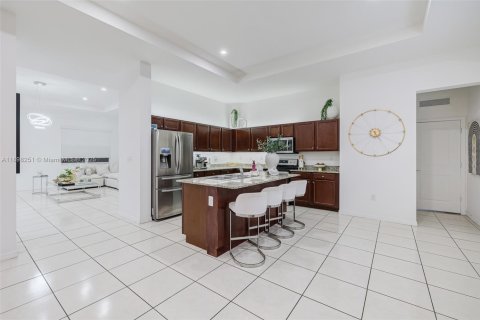 House in Miami, Florida 5 bedrooms, 334.08 sq.m. № 1950143 - photo 19