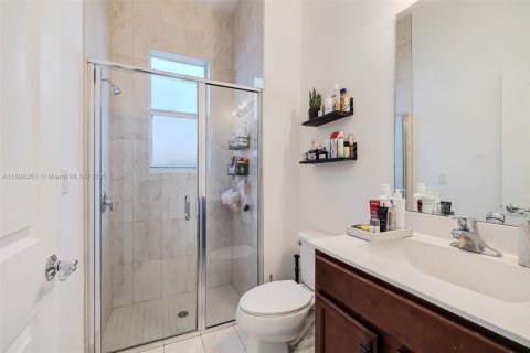 House in Miami, Florida 5 bedrooms, 334.08 sq.m. № 1950143 - photo 7