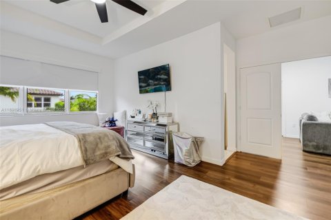 House in Miami, Florida 5 bedrooms, 334.08 sq.m. № 1950143 - photo 29