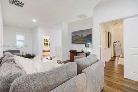 House in Miami, Florida 5 bedrooms, 334.08 sq.m. № 1950143 - photo 26