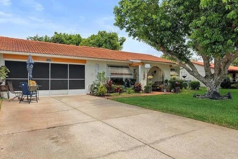 House in Port Richey, Florida 2 bedrooms, 133.78 sq.m. № 2319104