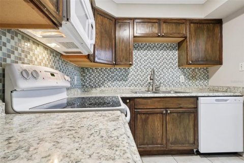 Condo in Altamonte Springs, Florida, 2 bedrooms № 2092908 - photo 7