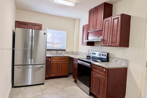 Appartement à louer à Miami, Floride: 1 chambre, 83.61 m2 № 2032447 - photo 2