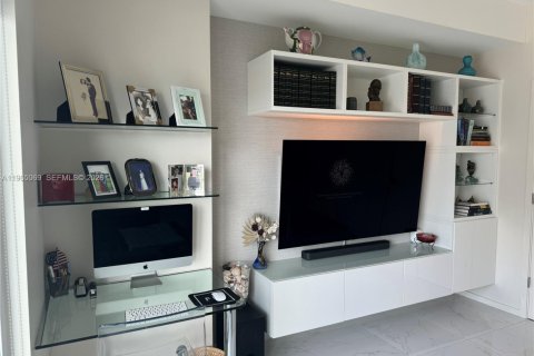 Condominio en alquiler en Miami, Florida, 2 dormitorios, 94.02 m2 № 2081171 - foto 6