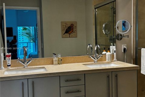 Condominio en alquiler en Miami, Florida, 2 dormitorios, 94.02 m2 № 2081171 - foto 2