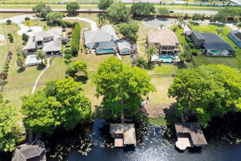 Casa en venta en Orlando, Florida, 5 dormitorios, 391.4 m2 № 2215126 - foto 2