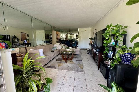 Condo in North Miami Beach, Florida, 2 bedrooms № 1976252 - photo 1