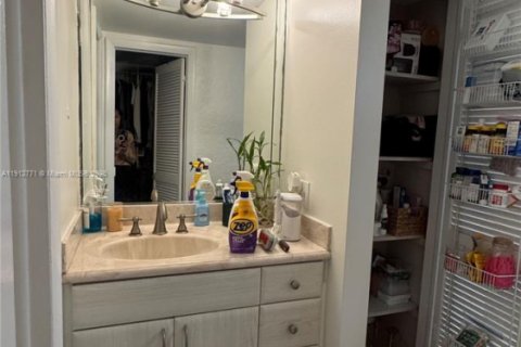 Condo in North Miami Beach, Florida, 2 bedrooms № 1976252 - photo 11