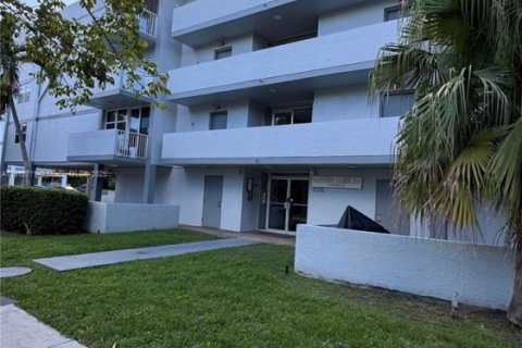 Condo in North Miami Beach, Florida, 2 bedrooms № 1976252 - photo 28