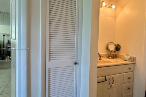 Condo in North Miami Beach, Florida, 2 bedrooms № 1976252 - photo 16