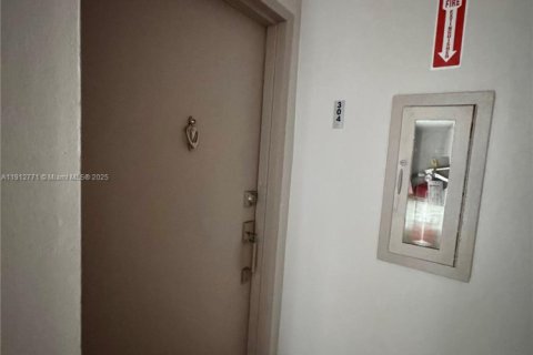 Condo in North Miami Beach, Florida, 2 bedrooms № 1976252 - photo 22