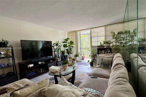 Condo in North Miami Beach, Florida, 2 bedrooms № 1976252 - photo 3