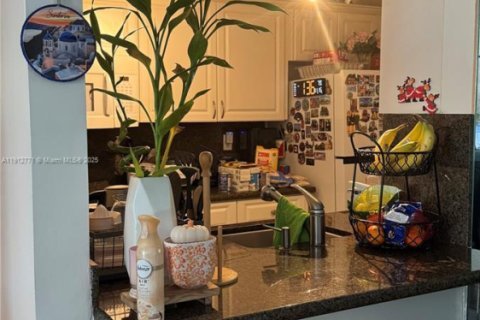 Condo in North Miami Beach, Florida, 2 bedrooms № 1976252 - photo 18