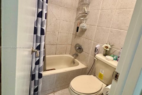 Condo in North Miami Beach, Florida, 2 bedrooms № 1976252 - photo 9