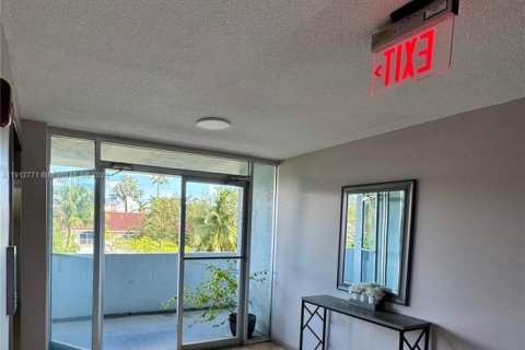 Condo in North Miami Beach, Florida, 2 bedrooms № 1976252 - photo 25