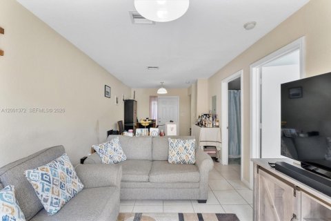 Купить таунхаус в Норт-Майами-Бич, Флорида 3 спальни, 89.74м2, № 2067809 - фото 4