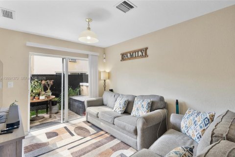 Купить таунхаус в Норт-Майами-Бич, Флорида 3 спальни, 89.74м2, № 2067809 - фото 6