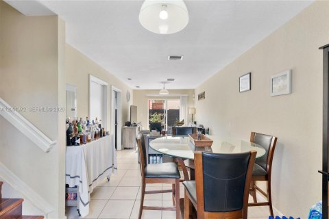 Купить таунхаус в Норт-Майами-Бич, Флорида 3 спальни, 89.74м2, № 2067809 - фото 3