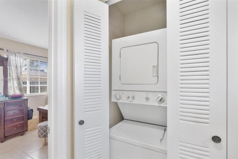 Купить таунхаус в Норт-Майами-Бич, Флорида 3 спальни, 89.74м2, № 2067809 - фото 11