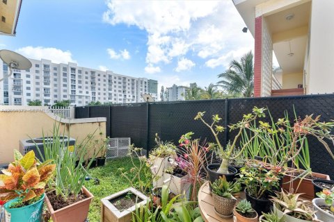 Купить таунхаус в Норт-Майами-Бич, Флорида 3 спальни, 89.74м2, № 2067809 - фото 14