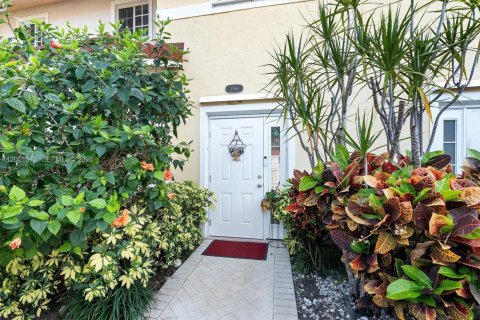 Купить таунхаус в Норт-Майами-Бич, Флорида 3 спальни, 89.74м2, № 2067809 - фото 2