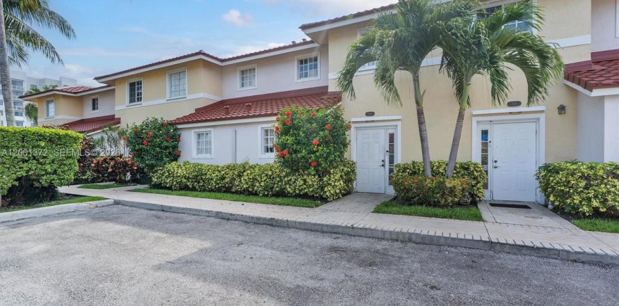 Таунхаус в Норт-Майами-Бич, Флорида 3 спальни, 89.74м2 № 2067809