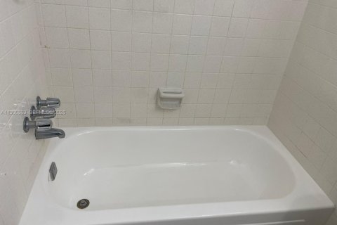 Купить виллу или дом в Холливуд, Флорида 1 спальня, 52.21м2, № 2048367 - фото 19